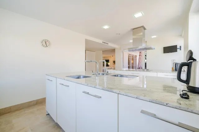 Villa independiente con piscina y 893 m2 de parcela en Benicàssim: espacio, diseño y privacidad — 17