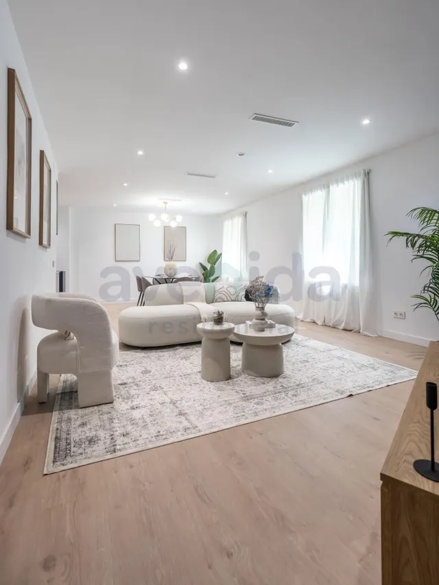 Elegante vivienda reformada de 3 dormitorios en Calle Bailén — 16