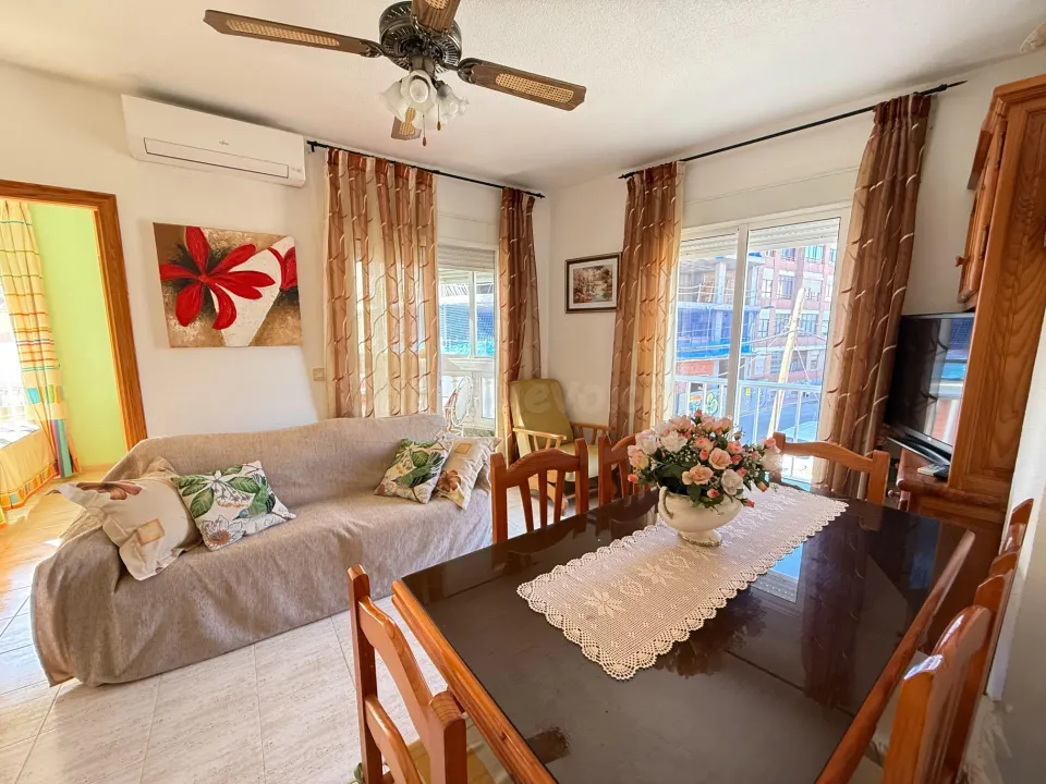 Apartamento en esquina de 2 dormitorios a 500 m de las piscinas naturales en Torrevieja!!!