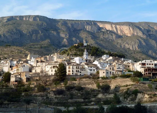 ¡Impresionante casa de pueblo en Sella con amplias dimension