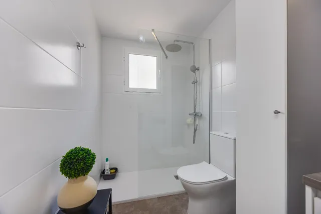Apartamento semi reformado con orientación sur, vistas laterales al mar y piscina comunitaria. — 21