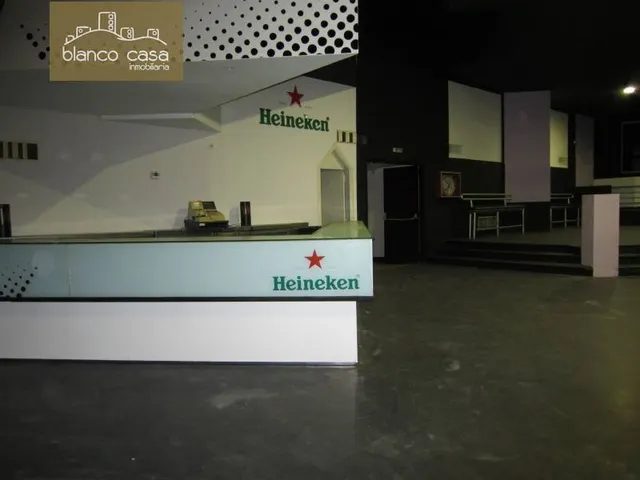 Emblemático local de 1.000m2 en el centro de Carballo por 1.300€/mes — 27