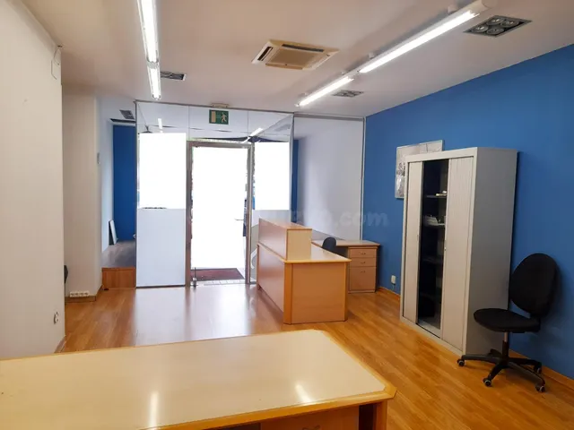 Local comercial con suelos de parquet y aire acondicionado e