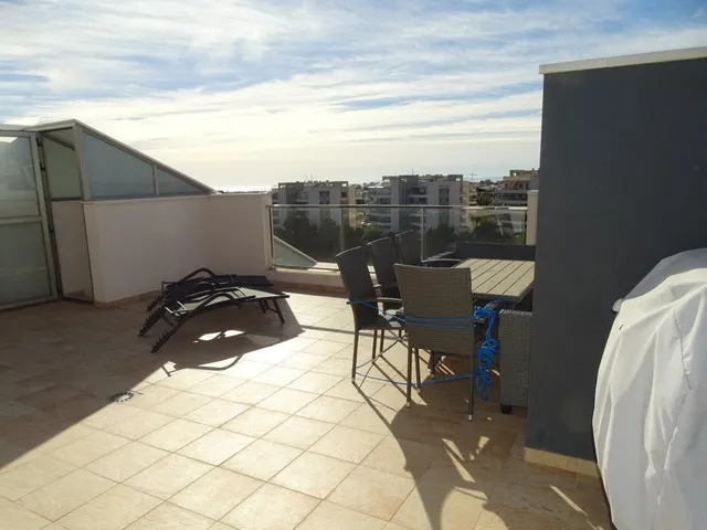 LUJOSO ÁTICO CON ESPECTACULAR TERRAZA Y SOLARIUM — 40