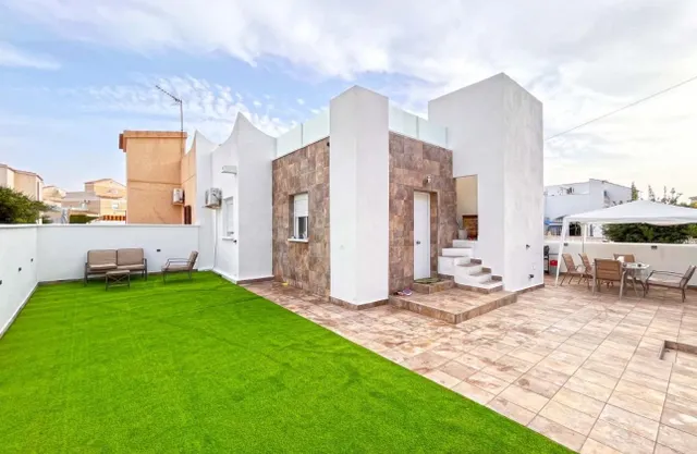 TOTALMENTE REFORMADO! CHALET SEMI-INDEPENDIENTE EN ORIHUELA COSTA — 2