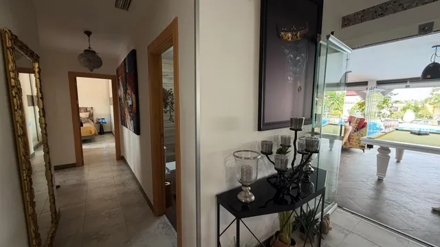 VILLA DE 4 DORMITORIOS Y 3 BAÑOS. PARCELA DE 1.850 M2. CON PISCINA CLIMATIZADA Y CASA DE INVITADOS INDEPENDIENTE EN CATRAL. — 28
