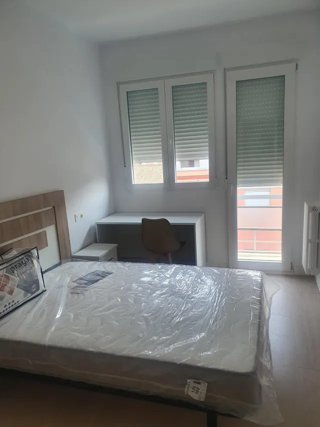 SE ALQUILA HABITACIÓN COMPLETAMENTE REFORMADA — 24