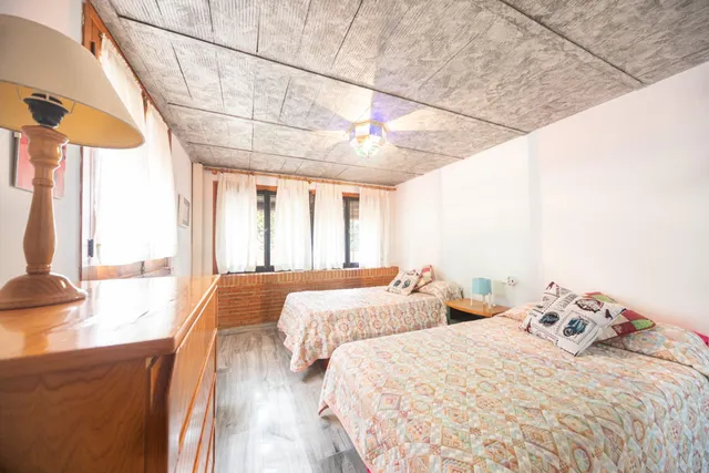 Ponemos a la venta este precioso y peculiar chalet con piscina privada. — 36