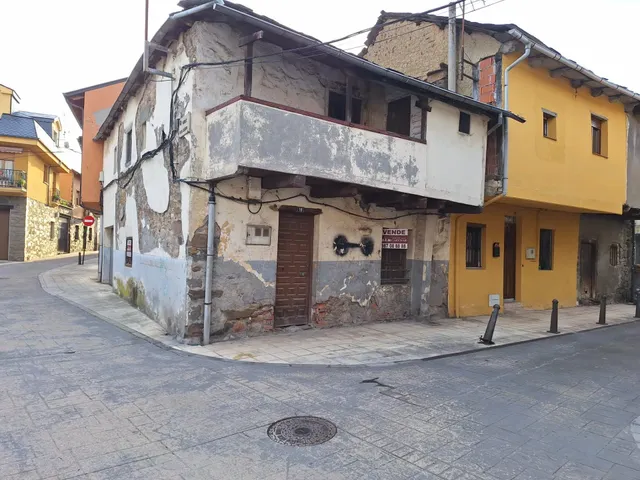Casa de Pueblo en el Centro Histórico de Bembibre para Refor