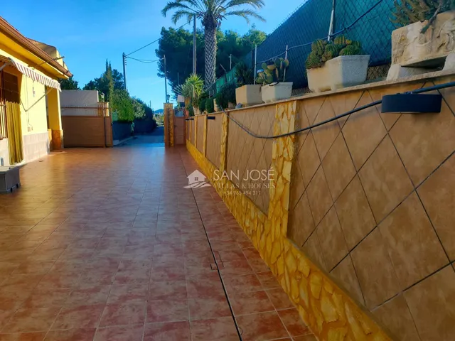 SE VENDE CHALET CON PISCINA EN MUY BUEN ESTADO EN ASPE ZONA DE UCHEL — 49