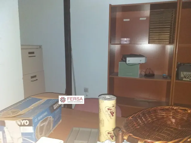 SE VENDEN TRES LOCALES COMERCIALES EN PLENO CENTRO. — 11
