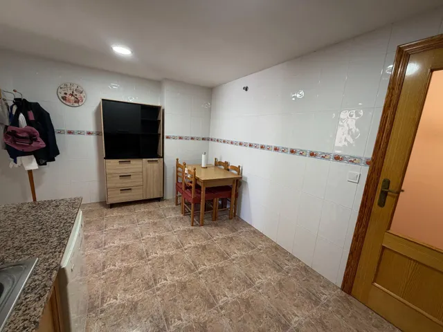 Piso amplio y muy luminoso con ascensor y comunidad incluidos – 800 €/mes (posibilidad de plaza de garaje en el mismo edificio por 50€ mas al mes) — 10