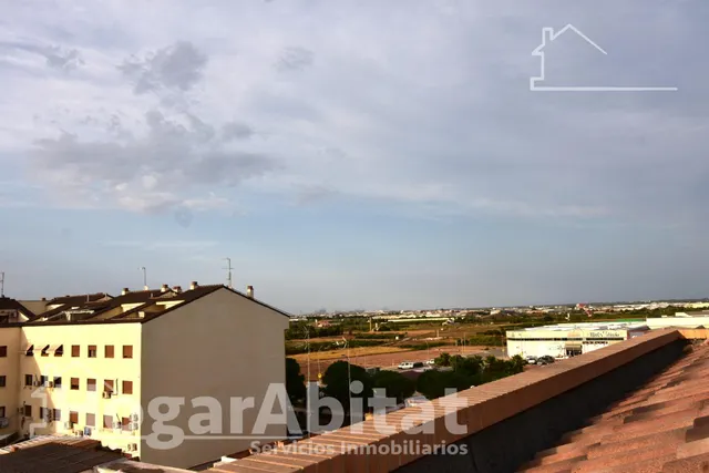 PRECIOSO ÁTIO CON TERRAZA Y TRES BALCONES — 38