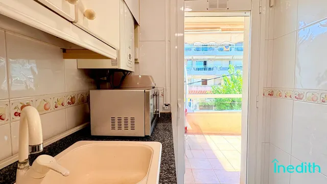 A 50 metros de la playa, Piso impecable con terraza, vistas , parking, trastero y piscina — 18