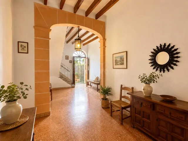 Casa Mallorquina Con Garaje y Gran Jardín en el Centro de Só