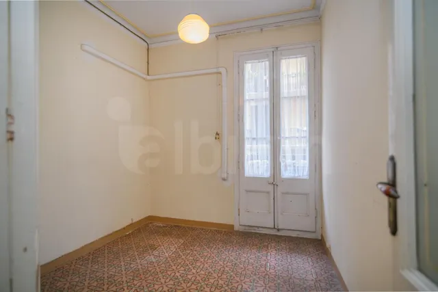 Espectacular vivienda esquinera con siete balcones frente al Mercat del Born — 16