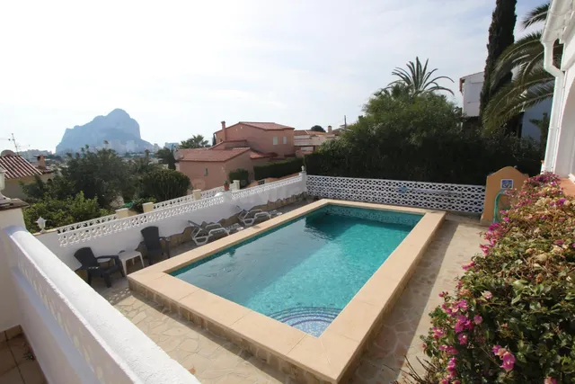 Villa en una amplia parcela con 3 casas de invitados separad - foto 2