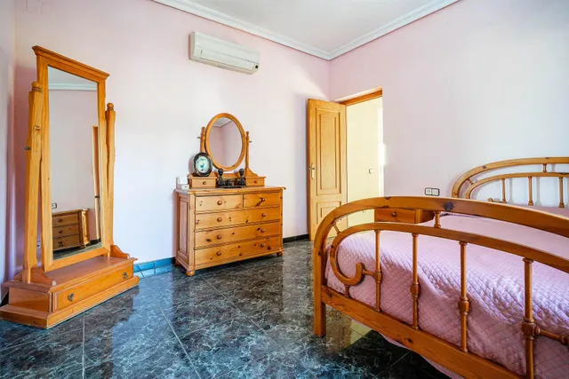 Chalet independiente con piscina privada, amplio jardín y 6 dormitorios en Bollullos de la Mitación — 15