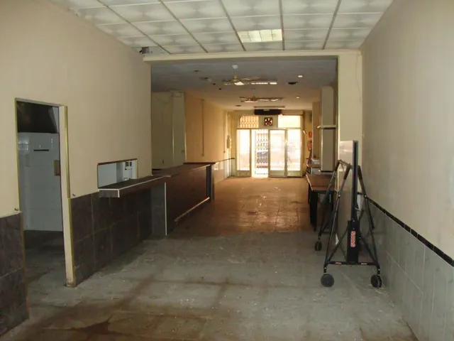 VENTA O ALQUILER DE LOCAL COMERCIAL EN SOLLANA — 3
