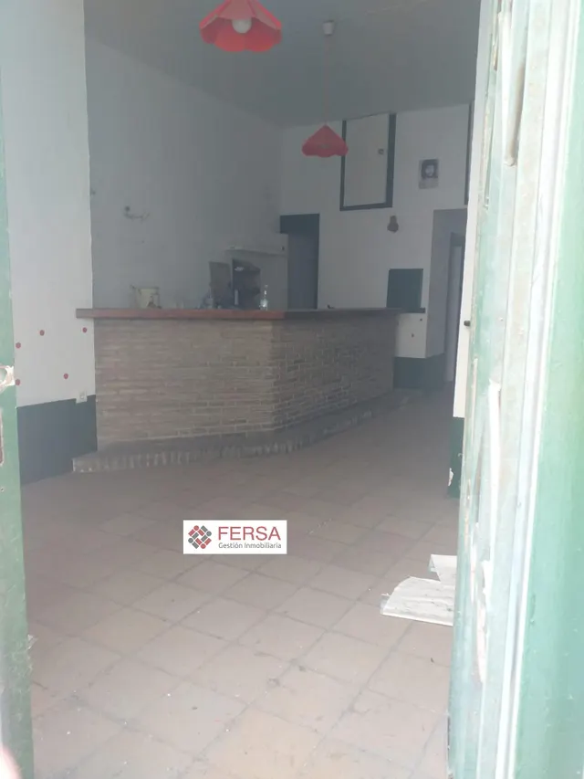 SE VENDEN TRES LOCALES COMERCIALES EN PLENO CENTRO. — 22