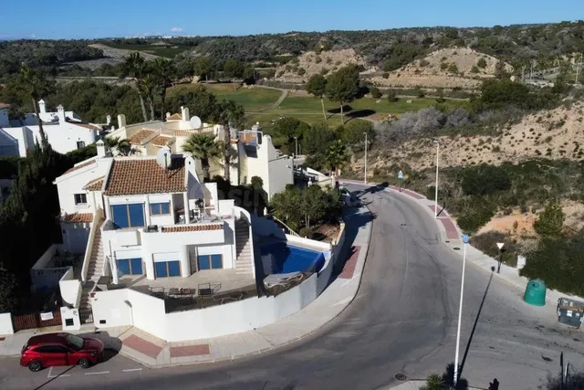 Oportunidad Única: Chalet de Lujo con Piscina Infinita y Vis
