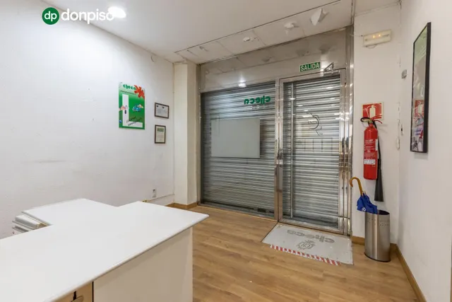 LOCAL COMERCIAL EN CALLE ÁNGEL GANIVET – UBICACIÓN PRIVILEGIADA — 11