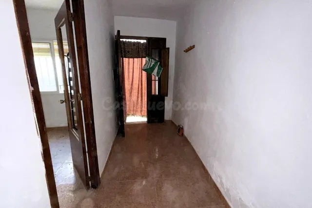 # Casa de Pueblo Tradicional de 4 Dormitorios con Potencial  - foto 5