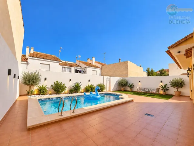 CHALET CON PISCINA EN EL PARETON — 23