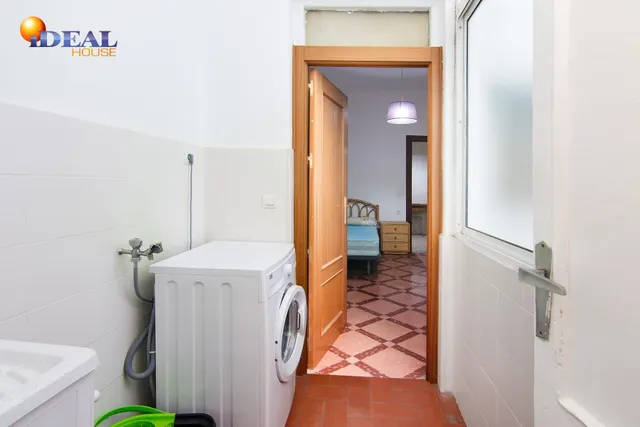 Por debajo de la Plaza Trinidad, a un paso de Facultad de Traductores, Derecho, Escuela de Arte y Oficios. Actualmente 6 estancias(incluido el salón). un cuarto de baño, un aseo, cocina. Techos Alto — 28