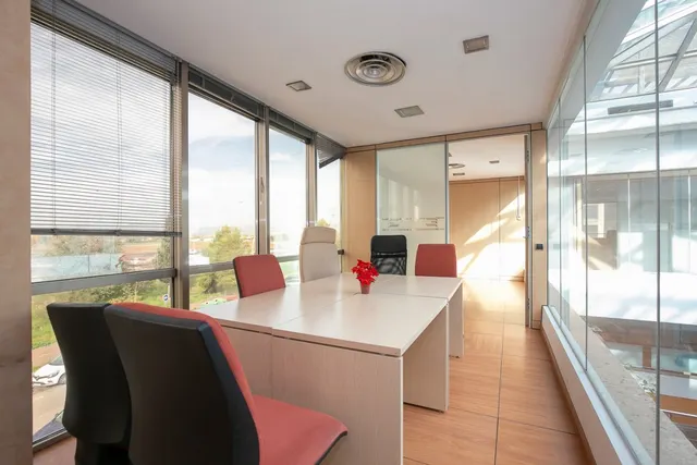 Espectacular edificio a las puertas de Granada , con un uso terciario , con 5 plantas. — 21