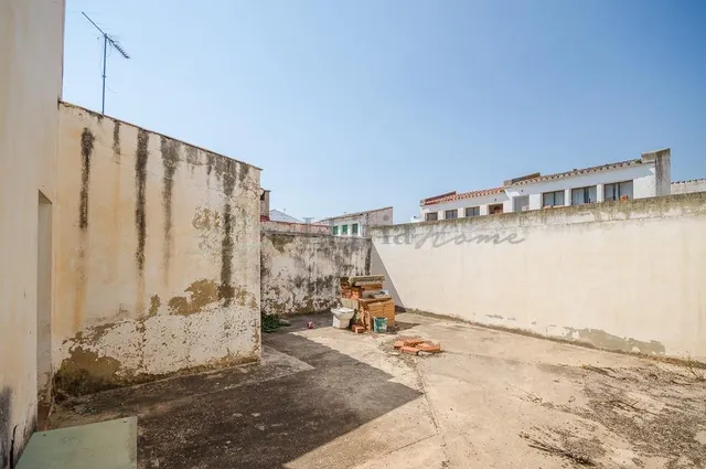 Ref. 04392.- Casa de pueblo con gran terraza en el centro de - foto 2