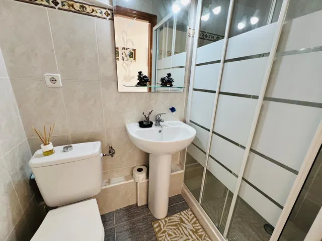 Chalet adosado de 3 dormitorios con terraza y piscina comunitaria en Playa Flamenca — 27