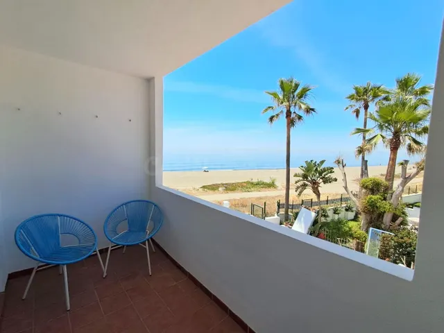 Exclusivo Chalet Pareado en Primera Línea de Playa – Inversi - foto 4