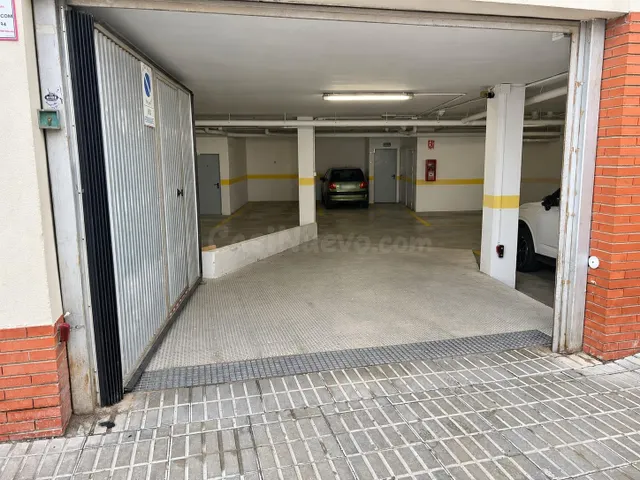 ¡AMPLIA PLAZA DE GARAJE DE 27 m2 EN LAS GABIAS!