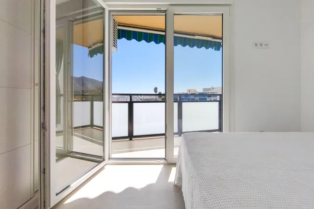 APARTAMENTO CON VISTAS AL MAR, ORIENTACIÓN SUR Y REFORMA DE ALTA CALIDAD — 13