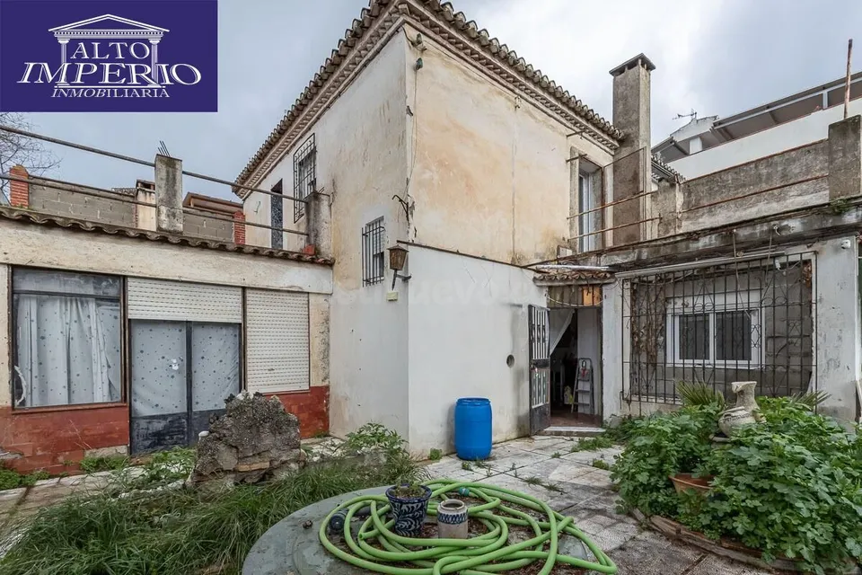 Casa con Parcela a Reformar en Granada