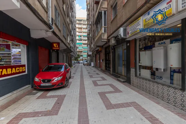 Piso de 3 dormitorios en calle milán, zaidín | muy luminoso y con gran potencial — 30