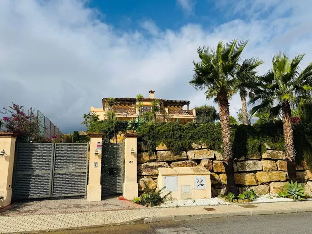 Villa de 5 dormitorios y 5 baños en Casares — 3