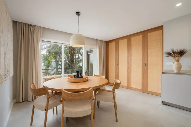 Exclusivo apartamento reformado a estrenar en primera línea de playa, con vistas al mar en el Puerto de Estepona — 13