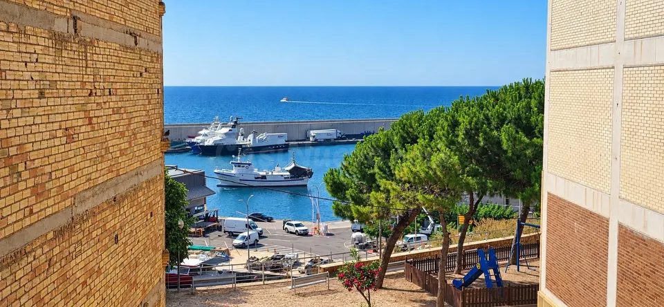 Dúplex en primera línea de mar en l’Ametlla: dos terrazas, vistas espectaculares y piscina comunitaria