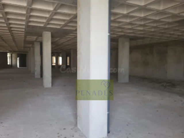 LOCAL COMERCIAL CON MAS DE NOVENTA PLAZAS DE APARCAMIENTO.