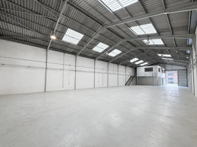 Nave industrial de 637 m2 con oficinas en Peñacastillo - foto 2