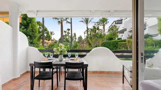 Chalet adosado en la Milla de Oro de Marbella — panorámica de La Concha — 43