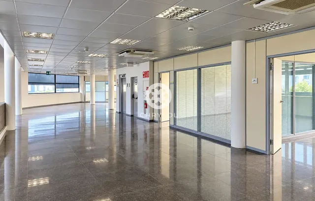Exclusiva nave industrial tipo c con edificio corporativo junto a zona franca y fira de Barcelona. — 29