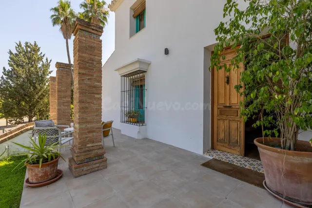 Exclusiva vivienda completamente reformada en Torrequinto - foto 2