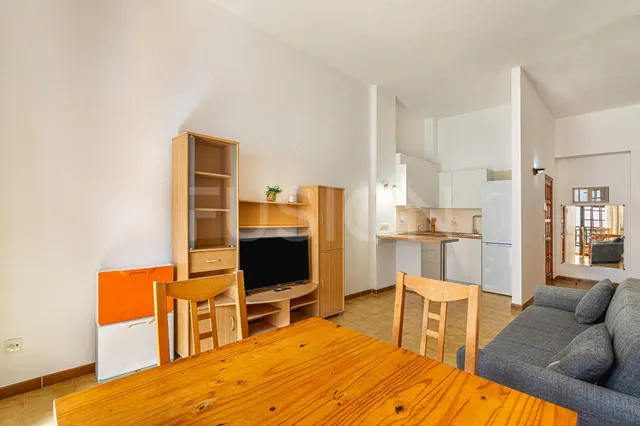 Piso con dormitorio independiente, cocina reformada y zona de piscina cerca de la playa — 23