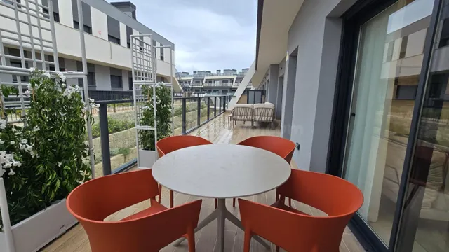 Vivienda AMUEBLADA ,,con gran terraza de 40 metros — 50