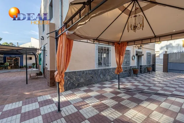 Amplia casa independiente de seis dormitorios a un paso del pantano de los Bermejales — 8