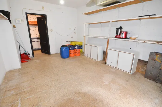 Urbis te ofrece un local en venta en zona Vidal, Salamanca. — 28