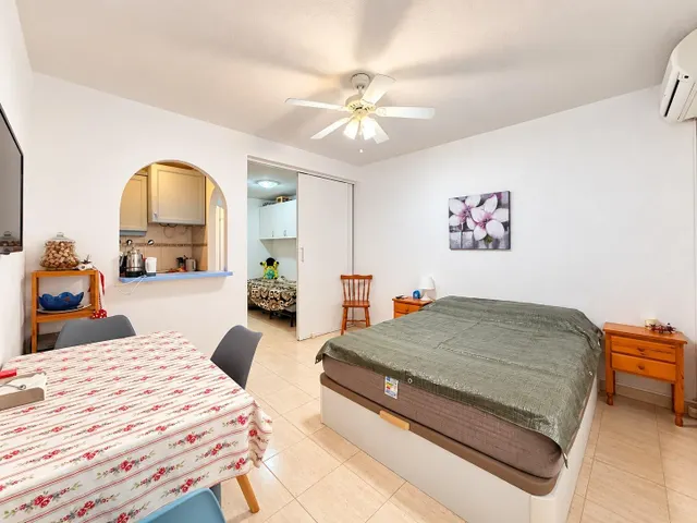 Estudio con zona de dormitorio extra y piscina — 14